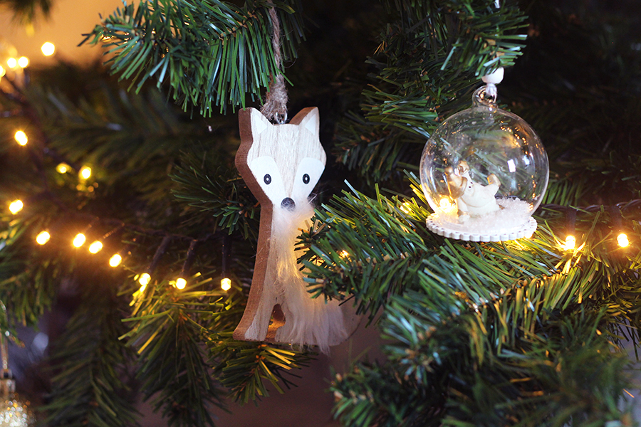 Femme Blogueuse Prenant Une Photo Sur Son Téléphone Portable Sa Décoration  De Mandarine, Sapin De Noël, Cadeaux, Guirlande Lumineuse Sur Fond De  Planches De Bois Blanc Banque D'Images et Photos Libres De